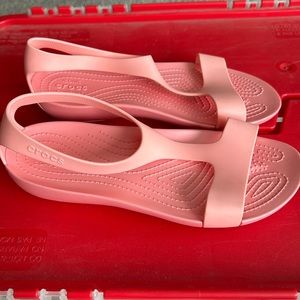 Crocs Serena Sandal in Coral Orange | Size 8
